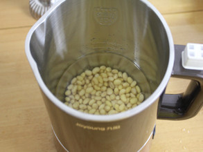 豆浆也可以很洋气——抹茶豆浆 ,泡好的黄豆一定要把泡豆水倒掉，在放入新的水，放入豆浆机，最低水位线。