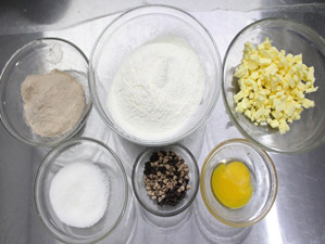 用可以吃的杯子装奶油——曲奇奶油杯 ,准备好所有材料，黄油不用软化，直接切成小颗粒。