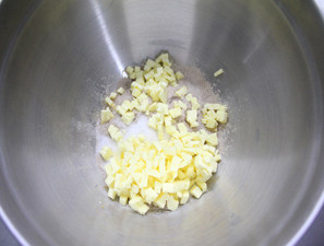 用可以吃的杯子装奶油——曲奇奶油杯 ,红糖、白砂糖和黄油混合均匀。