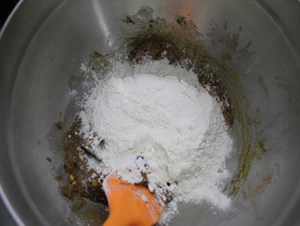 用可以吃的杯子装奶油——曲奇奶油杯 ,筛入低筋面粉。