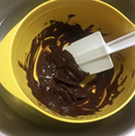 下不下雨巧克力和覆盆子都很配——巧克力覆盆子鲜奶油蛋糕,制作巧克力慕斯部分，将50克巧克力隔50度左右的温水融化至顺滑