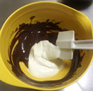 下不下雨巧克力和覆盆子都很配——巧克力覆盆子鲜奶油蛋糕,融化至顺滑的巧克力无需降温，加入1/3打发奶油混合均匀