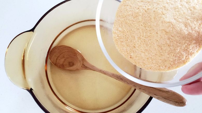 米粉“布丁”—可以抓在手上吃的米糊7M ,再在剩余的温水中，加入宝宝即食米粉，边加边搅拌均匀