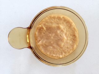 米粉“布丁”—可以抓在手上吃的米糊7M ,将步骤6中调制好的藕浆米糊倒入小碗中，在表面用小勺抹平整，并且轻震排气。