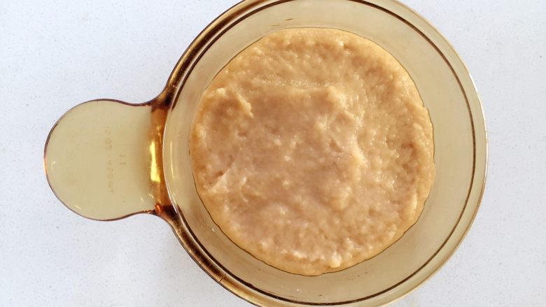 米粉“布丁”—可以抓在手上吃的米糊7M ,将步骤6中调制好的藕浆米糊倒入小碗中，在表面用小勺抹平整，并且轻震排气。