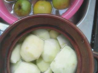 我的青苹果酱,洗干净，🍎一个个在水里滑溜溜的，拿出来削皮，去籽，留下最好的部分做果酱。
清水的陶罐放削皮的苹果，这样能好看得久一点。😜

