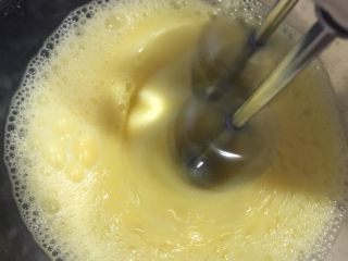 经典八寸裸胚蛋糕,全蛋放入打蛋盆中低速打发，分三次加入细砂糖