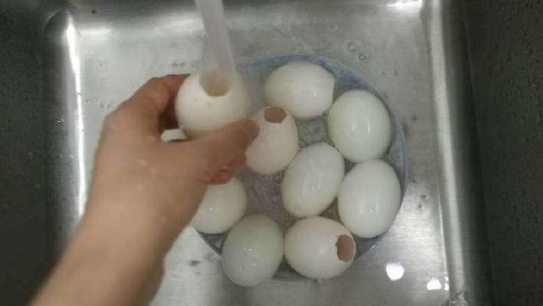 彩色糯米蛋,把所有弄好的蛋用清水冲洗每只蛋