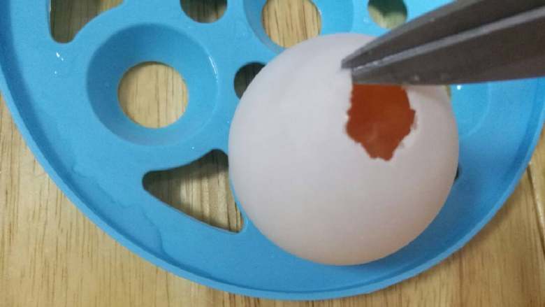 彩色糯米蛋,从小洞边缘沿中心点剪一个5毛硬币的小洞，如图