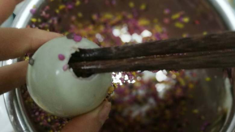 彩色糯米蛋,塞入时用筷子轻压一下米灌至8.5分满，太满蒸制时米会涨大溢出，影响美观