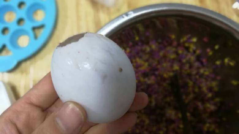 彩色糯米蛋,塞的的候蛋壳外会有些米粒把它弄净擦干净蛋身