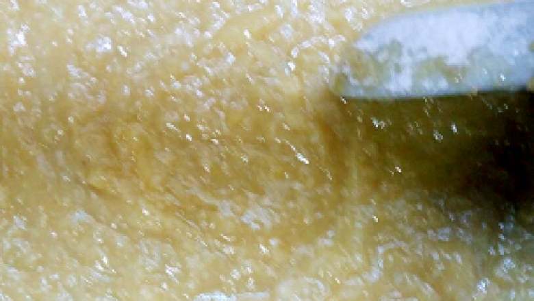 自制绿豆糕+#夏天的味道#,打开电高压锅，趁热加入冰糖粉搅拌至溶化。