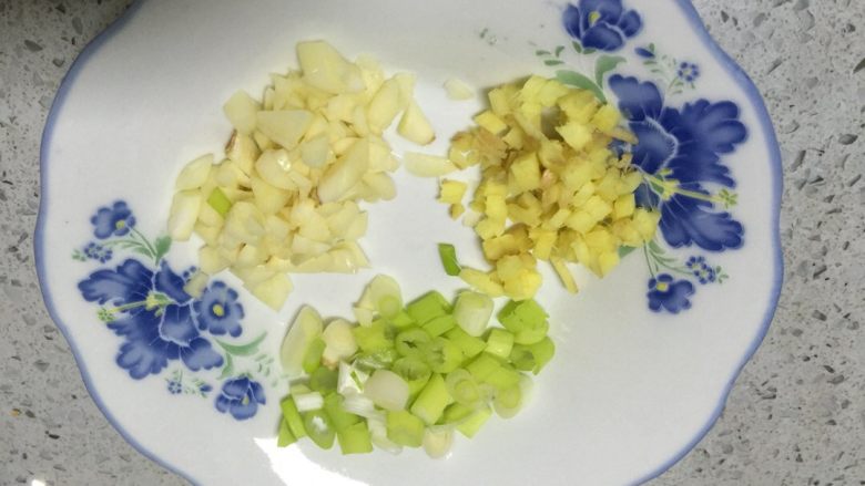 开洋蒲菜,葱姜蒜洗净切碎备用