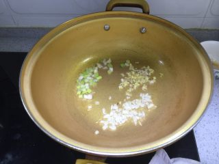 开洋蒲菜,取炒锅加热，加一勺烹调油，加入葱姜蒜碎炒香