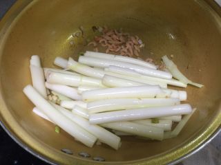 开洋蒲菜,加入虾米和蒲菜煸炒