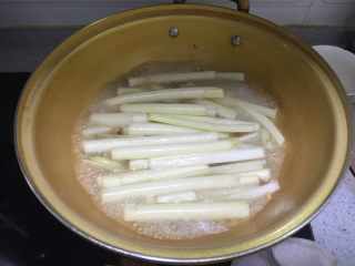 开洋蒲菜,蒲菜炒软后加入一碗高汤（骨头汤或鸡汤），加盖煮二分钟