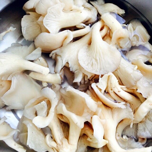 蘑菇🍄饺子#有个故事#,蘑菇🍄去跟洗净后备用……