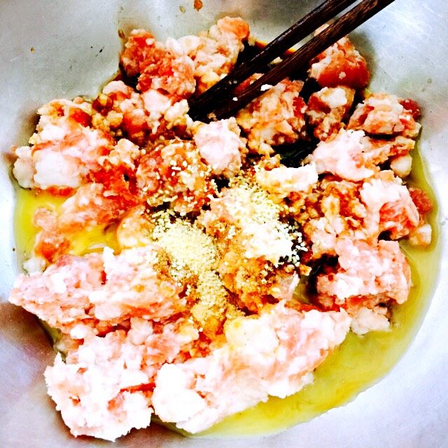 蘑菇🍄饺子#有个故事#,猪肉馅里加一个鸡蛋、鸡精、生抽、老抽、花椒粉、料酒和泡海米的水顺时针搅匀、让肉馅上劲