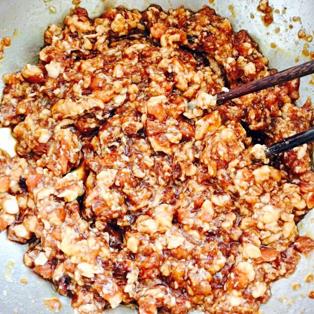 蘑菇🍄饺子#有个故事#,搅拌均匀好的肉馅、加入泡好的海米搅匀……