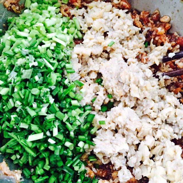 蘑菇🍄饺子#有个故事#,把剁碎的蘑菇🍄和韭菜加入搅拌好的馅中、加入适量的盐、食用油、我用的是花生油、芝麻油搅拌均匀即可……