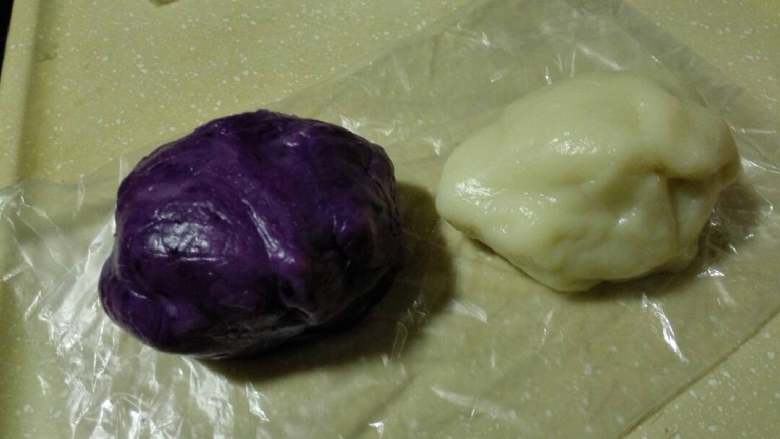 冰皮月饼,蒸熟的面糊，用筷子使劲的搅拌至顺滑。然后等待其冷却，揉光滑，就是冰皮了。取一半加入紫薯泥揉匀。