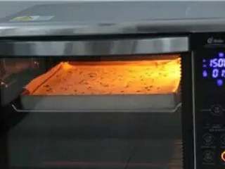肉松卷,预热烤箱中层上火１６０下火１５０烤16分钟