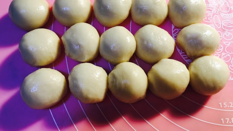 经典蛋黄酥（不漏油版）,处理水油皮，称重揉圆，大概是21g每个，揉的过程中要把揉好的圆子盖保鲜膜，表皮干燥就不太好吃了。