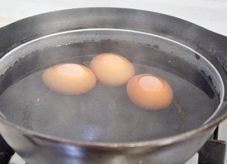 无凉面不夏天：自制香浓素杂酱,煮面的时候同时也将鸡蛋煮熟，凉水中放入鸡蛋，开锅后续煮8分钟即可。