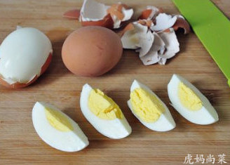 无凉面不夏天：自制香浓素杂酱,煮熟的鸡蛋在凉水中过一下，然后剥壳切块。