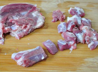 伏天伏羊肉串香：孜然羊肉串 ,羊肉洗净切成方形的厚片。