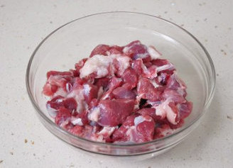 伏天伏羊肉串香：孜然羊肉串 ,将切好的羊肉放入碗中，加盐拌匀静置腌制10分钟。
     新鲜的羊肉生烤，只要盐放够了味道就很鲜香，肉跟盐的比例是100:1。