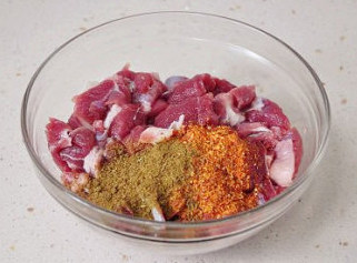 伏天伏羊肉串香：孜然羊肉串 ,加入孜然粉、辣椒粉拌匀。尽量多放点孜然跟辣椒粉，让独特的孜然辣味更浓烈。