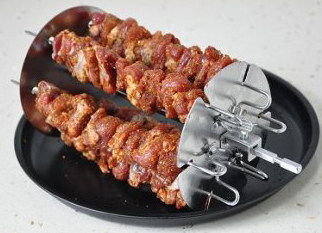 伏天伏羊肉串香：孜然羊肉串 ,再将肉串插进串烧架，并将顶部锁扣紧，以便烘烤时顺利旋转。