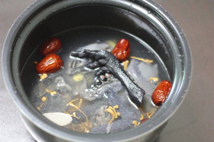 【虫草花乌鸡汤】,把所有材料和1.5升清水一起放进高压锅里。