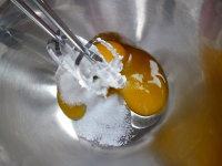 #夏天的味道#抹茶夹心小海绵~~~可爱可口的小海绵 ,用约四分之三的细砂糖分三次加入到蛋清中打发至湿性发泡，不用清洗打蛋头，在蛋黄中加入剩余的四分之一的细砂糖搅打至颜色发白，即打发蛋黄。