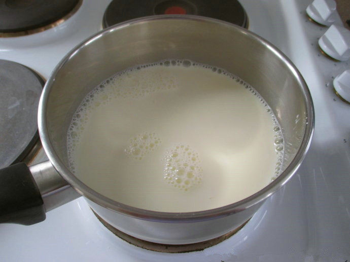 香草卡仕达方块——Vanilla Custard Squares ,准备卡仕达酱。中火加热2杯牛奶，加入糖
