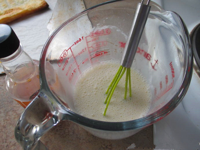 香草卡仕达方块——Vanilla Custard Squares ,把卡士达粉和0.5杯牛奶搅拌均匀
