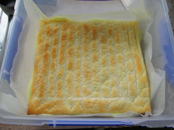 香草卡仕达方块——Vanilla Custard Squares ,铺上另一张酥皮，用手轻压。
