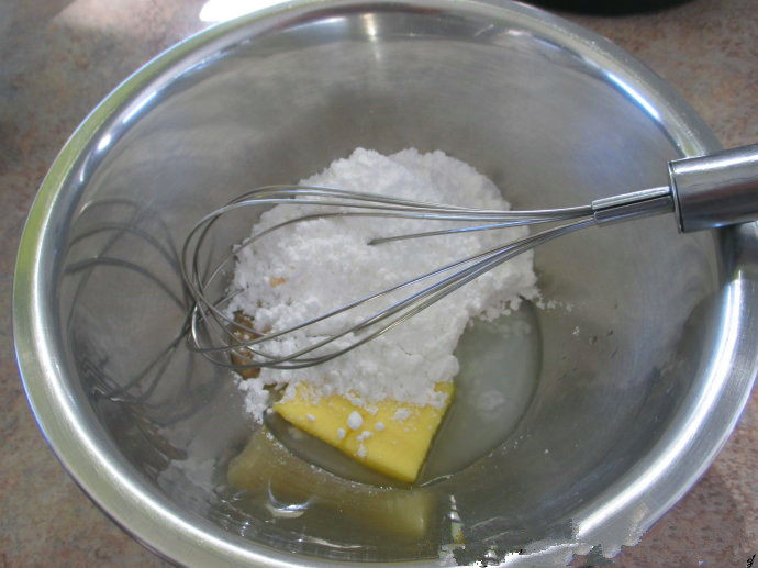 香草卡仕达方块——Vanilla Custard Squares ,把糖霜所有原料放入碗中