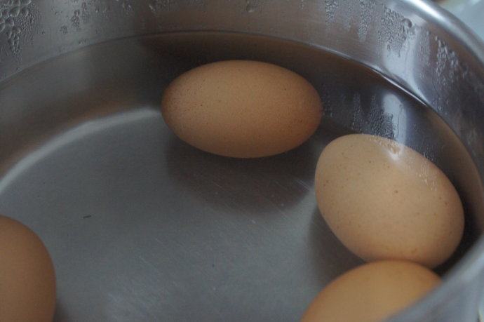 苏格兰鸡蛋 ,鸡蛋放入锅中，加水没过鸡蛋，煮开，转小火煮3分钟，关火。放凉后去壳。