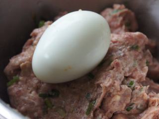 苏格兰鸡蛋 ,把肉泥分成4等分，手沾水，用肉泥把鸡蛋包起来，整成大肉丸。