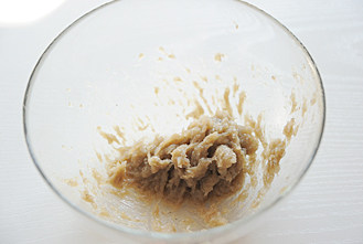 【梅花丸子汤】,一个方向搅拌虾泥并拌有摔打虾泥的动作，使其上劲变得很黏；