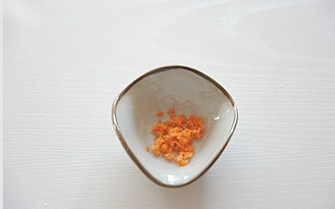 【梅花丸子汤】,取一片胡萝卜切成小粒；