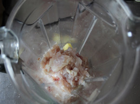 #夏天的味道#鲜美Q弹货真价实——手工鱼丸,姜和鱼肉一起放入料理机打碎。
