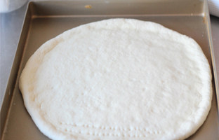 打造paty上超实惠的大披萨——金枪鱼披萨 ,揉好的面团松弛10分钟，擀成饼状，边高一点。
