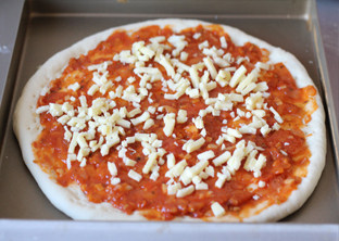 打造paty上超实惠的大披萨——金枪鱼披萨 ,撒上一层马苏里拉奶酪。