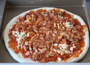 打造paty上超实惠的大披萨——金枪鱼披萨 ,铺上金枪鱼罐头。