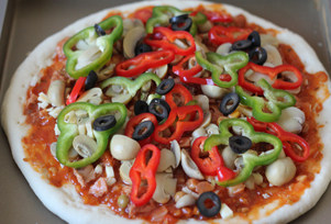 打造paty上超实惠的大披萨——金枪鱼披萨 ,放上口蘑、橄榄、青红椒。