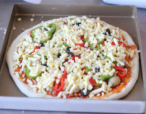 打造paty上超实惠的大披萨——金枪鱼披萨 ,在撒上一层马苏里拉奶酪，放入烤箱200度烤20分钟左右即可。