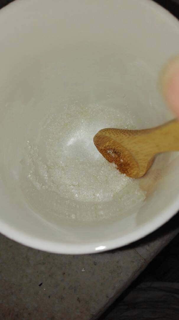 白砂糖水。,先把白砂糖搅拌一下。